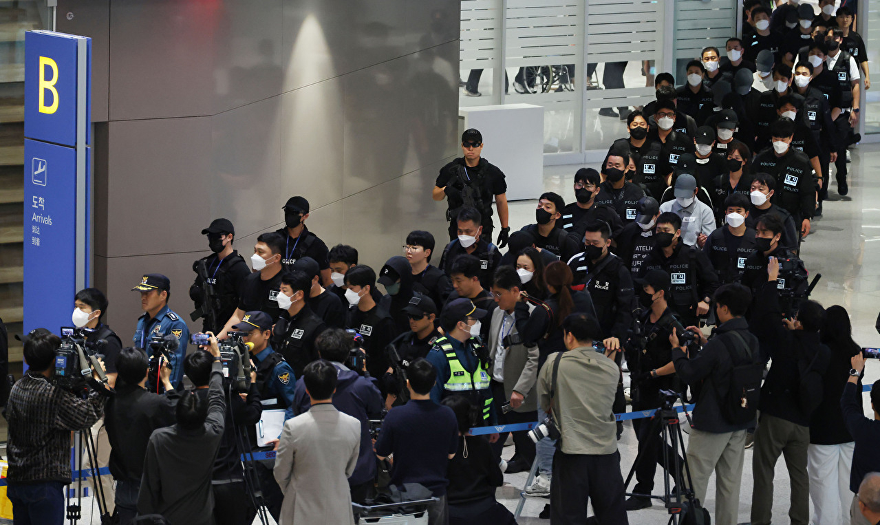 캄보디아 온라인 사기에 가담해 구금된 한국인들이 18일 오전 인천국제공항 제2터미널을 통해 송환되고 있다. 이날 송환에는 경찰 호송조 190여명이 투입됐다. 2025.10.18 [공동취재] [사진=연합뉴스]