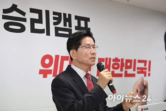 대선 출마를 선언한 김문수 전 고용노동부 장관이 18일 오전 서울 여의도 선거캠프에서 공약 기자회견을 하고 있다. [사진=곽영래 기자]