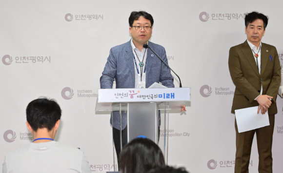 박찬훈 경제산업본부장이 5일 시청 브리핑룸에서 경제산업본부 소관 현안과 관련해 기자브리핑을 하고 있다. [사진=인천시]