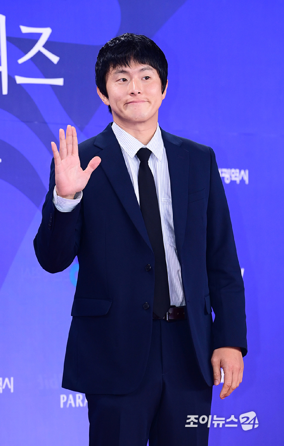 방송인 기안84가 18일 오후 인천광역시 파라다이스 시티에서 열린 제4회 청룡시리즈어워즈 레드카펫 행사에 참석하고 있다. [사진=정소희 기자]