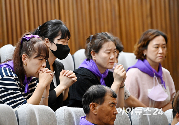 30일 국회 본회의에서 이태원참사 유가족들이 특별법 패스트트랙(신속처리안건) 지정 안건 토론을 보고 있다. [사진=곽영래 기자]