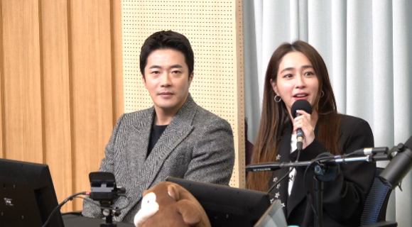 배우 권상우, 이민정이 SBS '컬투쇼'에 출연해 대화를 나누고 있다. [사진=SBS 라디오 캡처]