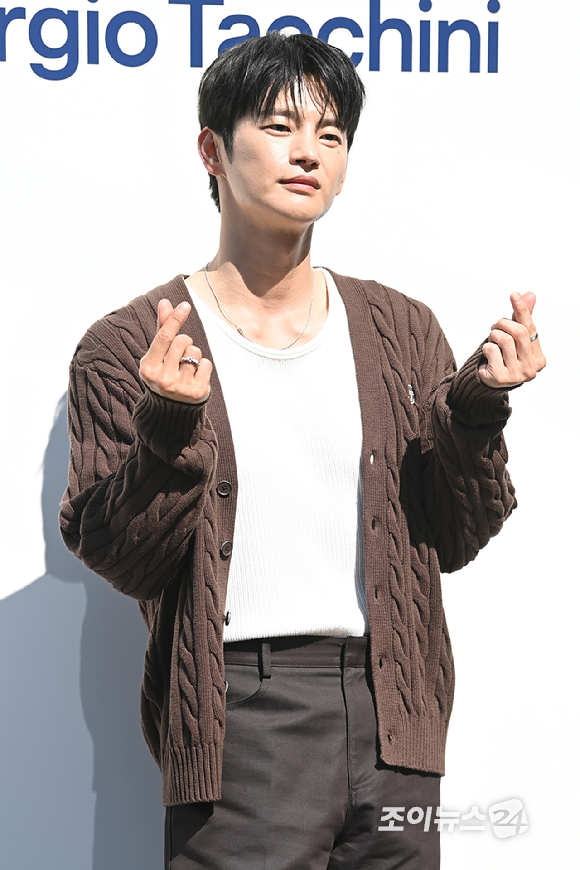 배우 서인국이 26일 오후 서울 용산구 한남동 플래그십 스토어에서 열린 클래식 라이프스타일 브랜드 세르지오 타키니 한남 플래그십 스토어 오픈 기념 포토콜 행사에 참석하고 있다. [사진=문수지 기자]