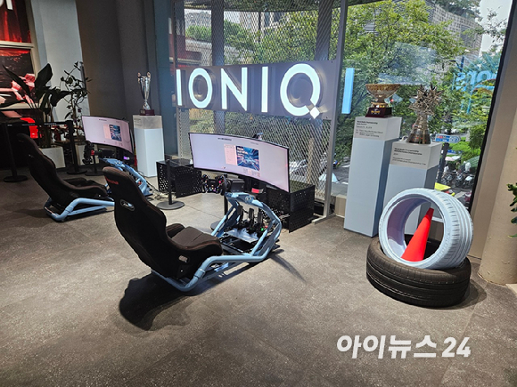중국 상하이 신천지 현대자동차 매장에 전시된 신형 전기차 '아이오닉 V' [사진=설재윤 기자]