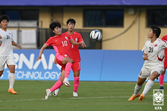 한국 여자축구 대표팀의 지소연이 돌파를 시도하고 있다. [사진=대한축구협회(KFA)]