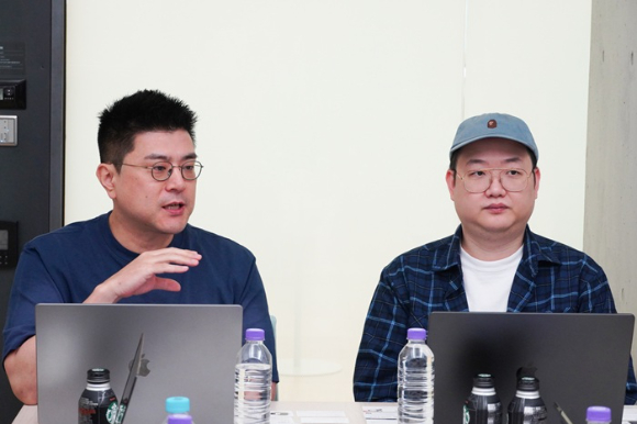 김동선 NHN 이사(좌측)와 정중재 NHN 게임사업실장. [사진=NHN]