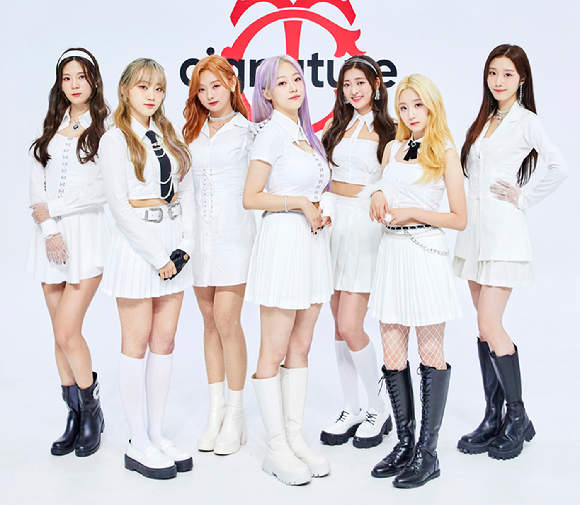 그룹 시그니처가 30일 온라인으로 진행된 시그니처(cignature) 두 번째 EP 앨범 'Dear Diary Moment' 발매 기념 쇼케이스에 참석해 포토타임을 갖고 있다. [사진=J9엔터테인먼트]