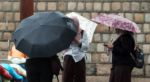 서울 경복궁 인근에서 시민들이 우산을 쓰고 길을 걷고 있다. [사진=연합뉴스]