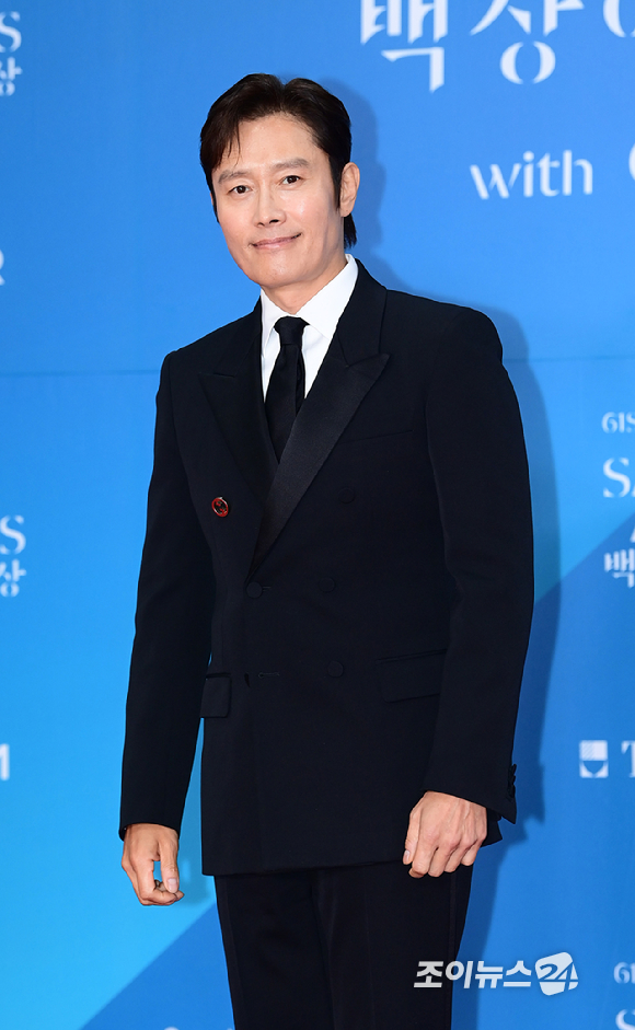 배우 이병헌이 5일 오후 서울 삼성동 코엑스에서 열린 제61회 백상예술대상 시상식 레드카펫 행사에 참석하고 있다. [사진=정소희 기자]