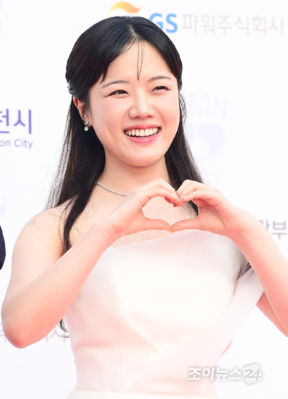 배우 김향기가 3일 오후 경기도 부천시 부천아트센터에서 열린 제29회 부천국제판타스틱영화제 레드카펫 행사에 참석하고 있다. [사진=정소희 기자]