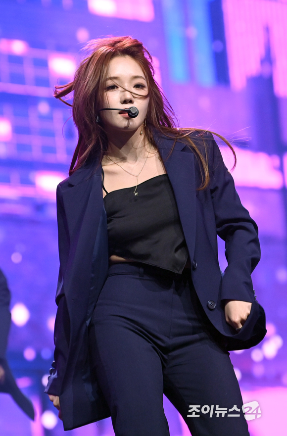 그룹 프로미스나인 노지선이 17일 오후 서울 용산구 한남동 블루스퀘어에서 열린 프로미스나인(fromis_9) 미니 4집 앨범 'Midnight Guest'(미드나잇 게스트)' 쇼케이스에 참석해 수록곡 'Escape Room' 무대를 선보이고 있다. [사진=정소희 기자]