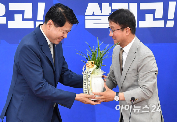 김준형 조국혁신당 원내대표가 19일 서울 여의도 국회에서 한병도 더불어민주당 원내대표를 예방하고 있다. [사진=곽영래 기자]
