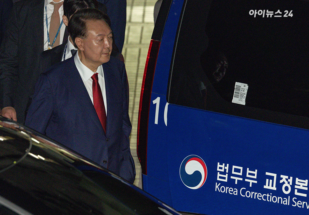 윤석열 전 대통령이 9일 서울 서초구 서울중앙지법에서 영장실질심사를 마치고 나오고 있다. [사진=사진공동취재단]