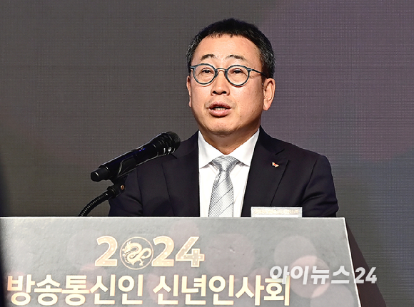 유영상 한국정보통신진흥협회장이 25일 오후 서울 영등포구 63컨벤션센터 그랜드볼룸에서 열린 '2024 방송통신인 신년인사회’에서 개회사를 하고 있다. [사진=곽영래 기자]