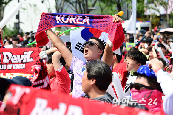 2026 북중미 월드컵 조별리그 A조 2차전 대한민국 대 멕시코의 경기가 0-1 한국의 패배로 끝났다. 19일 서울 종로구 광화문광장에 거리응원을 나선 시민들이 모습들. [사진=정소희 기자]