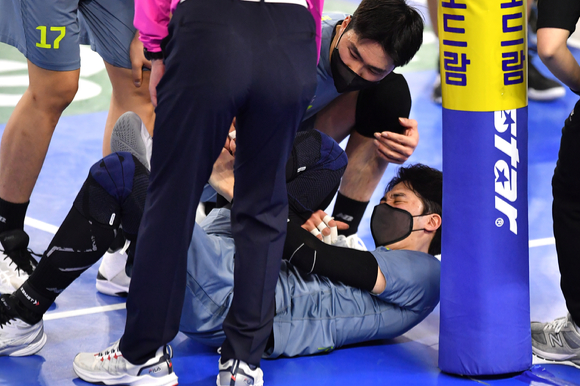 현대캐피탈 세터 김명관이 10일 열린 KB손해보험과 홈 경기 3세트 15-14로 앞선 상황에서 블로킹 후 착지 과정에 발목을 다쳤다. 팀 동료 전광인이 김명관의 상태를 살피고 있다. [사진=한국배구연맹(KOVO)]