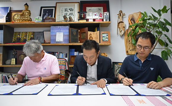 14일 서울 종로구 엄홍길휴먼재단에서 엄홍길휴먼재단&middot;여행을만들다&middot;중국 유니버셜트립 3개 기관이 MOU를 맺은 후 기념촬영을 하고 있다. 사진은 왼쪽부터 이명환 중국 유니버셜트립 이사, 엄홍길 엄홍길휴먼재단 상임이사, 백민우 여행을만들다 대표. [사진=여행을만들다]