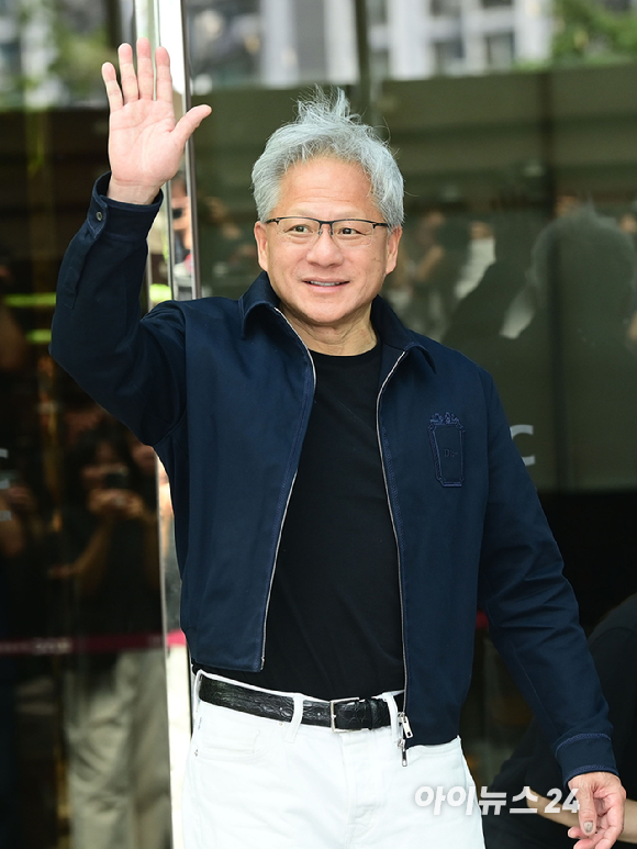 젠슨 황 엔비디아 최고경영자(CEO)가 5일 오후 전세기를 통해 서울김포비즈니스항공센터로 입국하고 있다. [사진=정소희 기자]