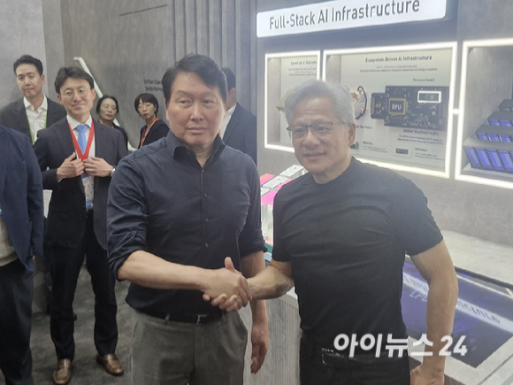 최태원 SK그룹 회장과 젠슨 황 엔비디아 CEO가 2일 대만 타이베이에서 열린 '컴퓨텍스 2026' SK하이닉스 부스에서 인사를 나누고 있다.[사진=공동취재단] [사진=황세웅 기자]