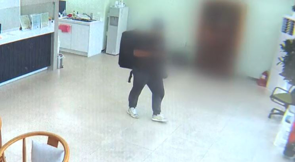 제주 환전소에서 현금 4억7000만원을 훔쳐 달아난 직원이 서울에서 붙잡혔다. 사진은 20대 남성 A씨가 제주 노형동 한 환전소에서 절도 범행을 저지르는 모습. [사진=KBS 보도화면 캡처]