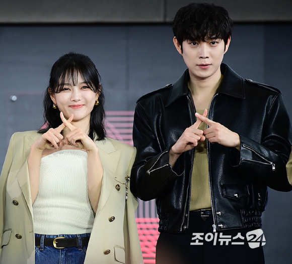 (왼쪽부터)배우 김유정-김영대-김도훈-김이경이 19일 오후 부산광역시 해운대구 우동 영화의 전당에서 열린 제30회 부산국제영화제(BIFF) '친애하는 X' 야외무대인사 행사에 참석하고 있다. [사진=정소희 기자]