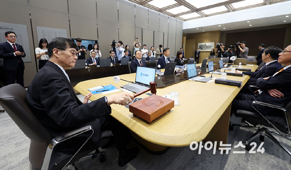 이창용 한국은행 총재가 11일 서울 중구 한국은행 본관에서 열린 금융통화위원회에서 의사봉을 두드리고 있다. [사진=사진공동취재단]