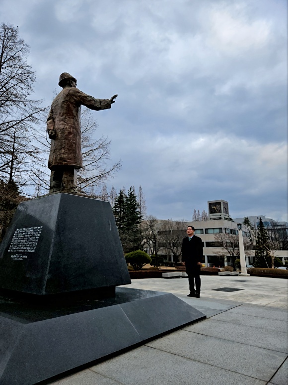 1일 이상휘 예비후보가 충혼탑을 찾아 참배하고 있다.  [사진=이상휘 예비후보 사무실]