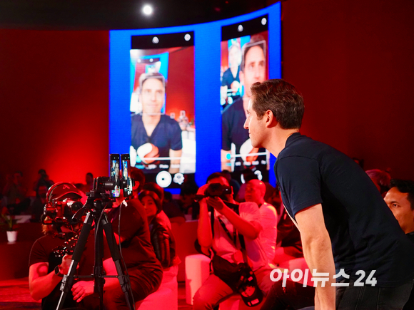 15일(현지시간) 퀄컴은 올로왈루에서 스냅드래곤 사이트 데모 부스를 마련했다. 배경 속에서 빛나는 하트모양을 살펴볼 수 있다 [사진=김문기 기자]