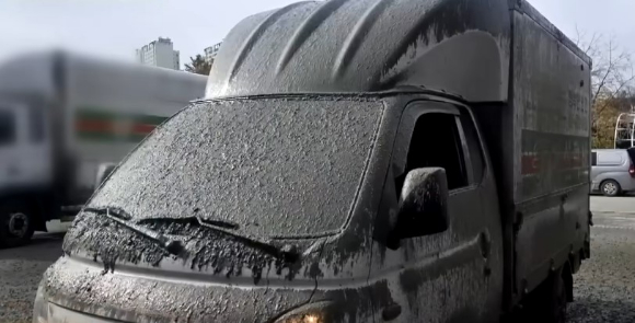 11월 17일 남양주시 한 주차장에 세워둔 차량이 공사장에서 떨어진 시멘트에 피해를 입었다. [사진=JTBC '사건반장']