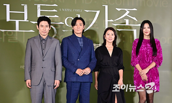 배우 설경구, 장동건, 김희애, 수현이 24일 서울 용산구 CGV 용산아이파크몰에서 열린 보통의 가족 언론시사회에서 포토타임을 갖고 있다. [사진=곽영래 기자]