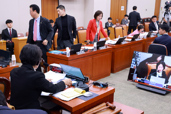 지난 18일 국회 법제사법위원회 전체회의에서 국민의힘 나경원 의원 등 법사위원들이 정보통신망법 개정안 등에 관한 대체토론 발언권을 얻기 위해 손을 들고 있다. [사진=연합뉴스]