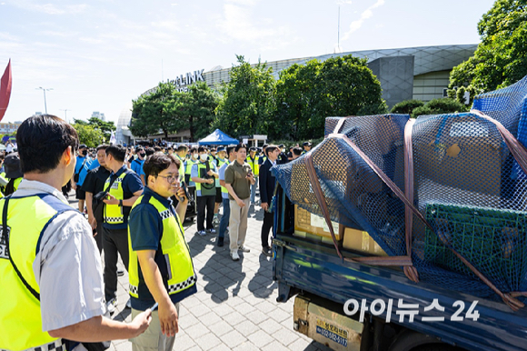 대한체육회 산하 9개 종목 단체 관계자들이 8일 서울 송파구 올림픽공원 핸드볼 경기장에 진입해 장비 및 행정 자료 PC 반출을 하고 있다. 6&middot;3 지방선거 당시 개표소로 사용된 올림픽공원 핸드볼 경기장은 석 달째 봉쇄 시위가 이어져 경기장에 입주한 9개 종목 단체 업무에 차질을 빚었다. [사진=사진공동취재단 ]