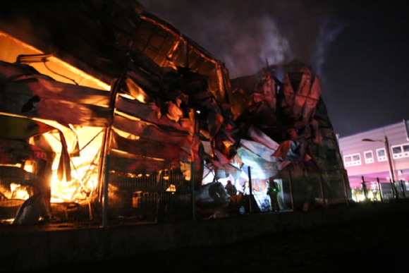 경북 문경 육가공업체 공장 화재 현장에 투입됐다가 건물에 고립된 구조대원 2명이 결국 숨진 채 발견됐다. 사진은 2024년 1월 31일 소방당국이 대응 2단계를 발령하고 수색하고 있는 모습. [사진=경북소방본부 제공]