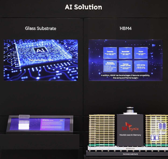 AI 데이터센터에 필요한 SK그룹 AI 생태계 핵심 제품 SKC &lsquo;유리기판(SKC)&rsquo;과 SK하이닉스 &lsquo;고대역폭메모리4(HBM4)&rsquo; (좌측부터) [사진=SK]