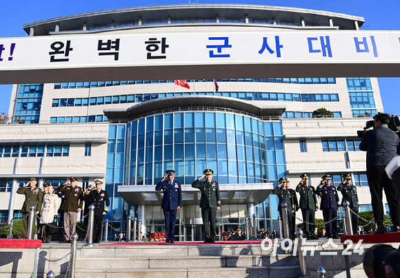 찰스 브라운 미 합참의장 환영 의장행사가 12일 오전 서울 국방부에서 열렸다. 김승겸 합참의장(오른쪽)과 브라운 미 합참의장이 거수경례를 하고 있다. [사진=정소희 기자]