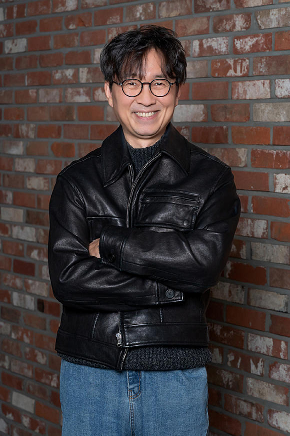 장항준 감독이 영화 '왕과 사는 남자' 인터뷰에 앞서 포즈를 취하고 있다. [사진=(주)쇼박스]