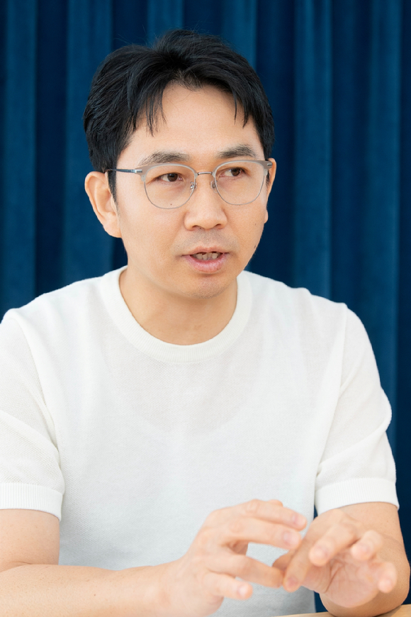 이승영 감독이 30일 서울 모처에서 진행된 SBS 금토드라마 '김부장' 종영 기념 인터뷰에서 포즈를 취하고 있다. [사진=SBS]
