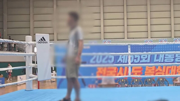 제주도서 열린 복싱대회에서 중학교 선수가 쓰러진 뒤 일주일 째 의식불명 상태다. 사진은 해당 선수 아버지가 항의하는 모습. [사진=제주MBC 캡처]