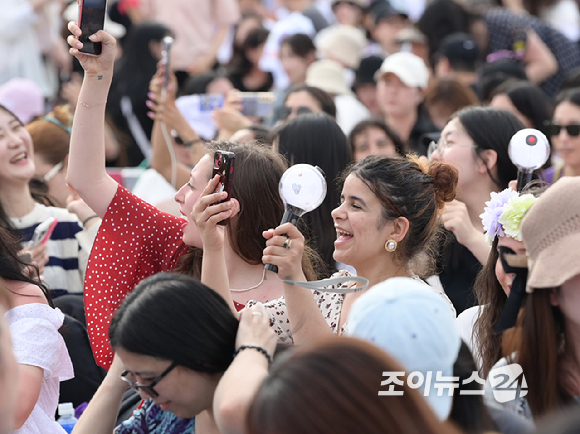 17일 서울 영등포구 여의도 한강공원에서 열린 방탄소년단 데뷔 10주년 FESTA @여의도(BTS 10th Anniversary FESTA @Yeouido)에 참석한 팬들이 'BTS 라이브 스크린' 코너에서 중계되고 있는 '오후 5시, 김남준입니다'를 보며 환호하고 있다. [사진=정소희 기자]