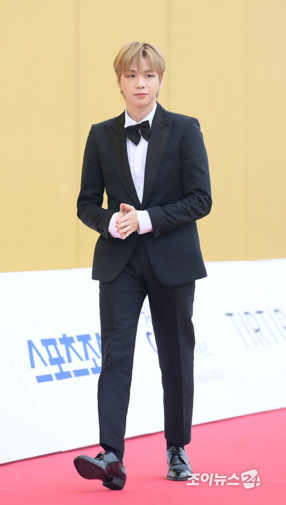 가수 강다니엘이 19일 인천광역시 중구 파라다이스시티에서 열린 '제1회 청룡시리즈어워즈' 시상식에 참석해 레드카펫을 밟고 있다. [사진=정소희 기자]