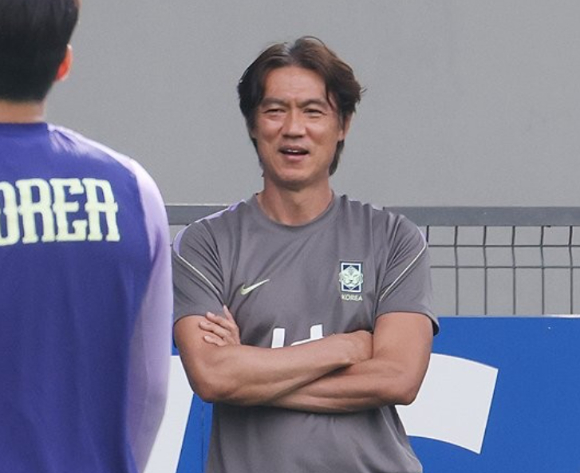 남아프리카공화국과 2026 북중미 월드컵 A조 조별리그 3차전을 치른 한국 축구 국가대표팀 홍명보 감독이 25일(현지시간) 멕시코 과달라하라 인근 사포판의 치바스 바예 베르데에서 대표팀 훈련을 지켜보고 있다. [사진=연합뉴스 ]