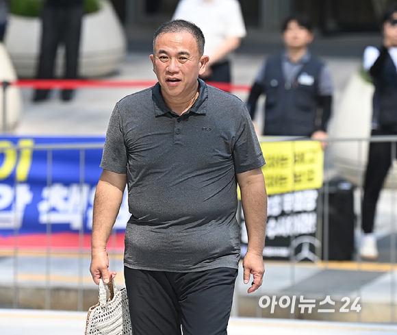 공천개입 의혹을 받는 명태균씨가 1일 오전 서울 종로구에 마련된 김건희 특검팀(특별검사 민중기) 사무실로 조사를 받기 위해 출석하고 있다. [사진=곽영래 기자]
