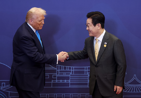 이재명 대통령이 29일 경북 경주 힐튼호텔 그랜드볼룸에서 열린 대통령 주최 정상 특별만찬에 앞서 도널드 트럼프 미국 대통령을 영접하고 있다. 2025.10.29 [사진=연합뉴스]