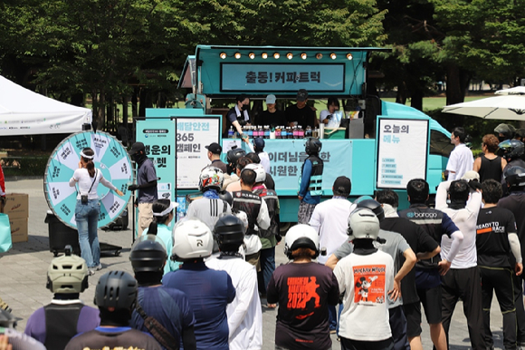 우아한청년들이 마련한 커피트럭 현장. [사진=우아한청년들]