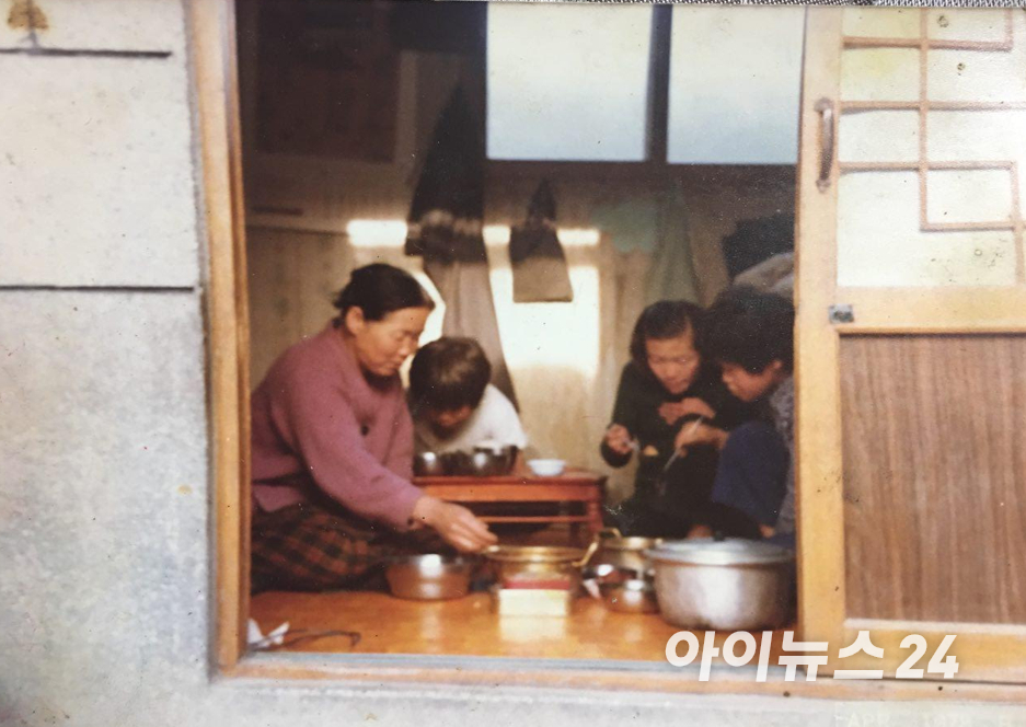 제21대 대통령 선거에서 당선을 확정지은 이재명 더불어민주당 대선 후보의 1978년 야구 글로브 공장인 '대양실업' 소년공 시절. 그 해 4월 말 고입 검정고시학원에 등록해 8월 합격. 공장이 망한 탓에 태어나서 처음으로 집에서 얼마간 쉬기도 했음. [사진=이재명 후보 측 제공. DB 및 재판매 금지]