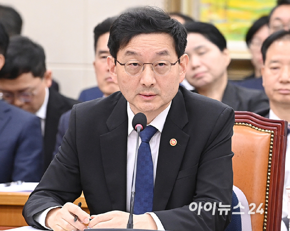 윤창렬 국무조정실장이 28일 서울 여의도 국회에서 열린 정무위원회의 국가보훈부, 국무조정실 등 국정감사에서 의원 질의에 답하고 있다.[사진=곽영래 기자]