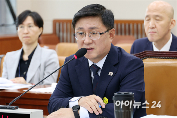 김성환 환경부 장관 후보자가 15일 서울 여의도 국회에서 열린 국회 환경노동위원회 김성환 환경부 장관 후보자 인사청문회에서 질의에 답변하고 있다. [사진=곽영래 기자]