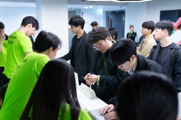 브라이언 카탄자로 엔비디아 응용 딥러닝 연구 부문 부사장이 21일 서울 마포구 디캠프에서 열린 '엔비디아 네모트론 디벨로퍼 데이즈 서울 2026' 행사에서 기조연설을 하고 있다. [사진=엔비디아]