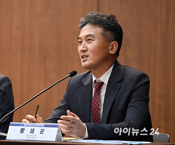 '제5회 아이뉴스24 금융정책포럼'이 '새 정부의 금융정책 방향을 묻는다'를 주제로 19일 서울 중구 은행회관 국제회의실에서 열렸다. 패널토론에서 황세운 자본시장연구원 선임연구위원이 발언하고 있다. [사진=곽영래 기자]