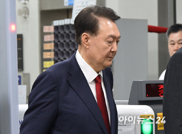 12.3 비상계엄 사태 관련 내란 혐의를 받는 윤석열 전 대통령이 9일 서울 서초구 서울중앙지방법원에서 구속 전 피의자 심문(영장실질심사)을 마치고 대기 장소인 서울구치소로 이동하고 있다. [사진=사진공동취재단]